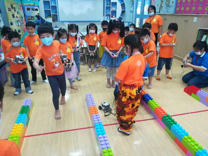 เด็ก นักเรียน ฝึกควบคุมหุ่นยนต์ กันอย่างสนุกสนาน