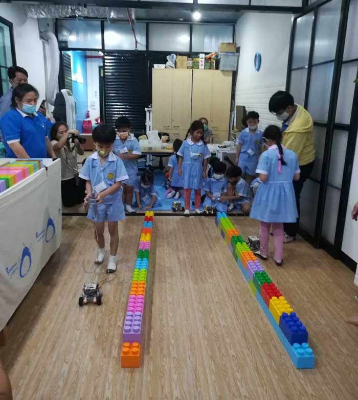 เด็กนักเรียน ฝึกควบคุมหุ่นยนต์ Lego Robot อย่างสนุกสนาน