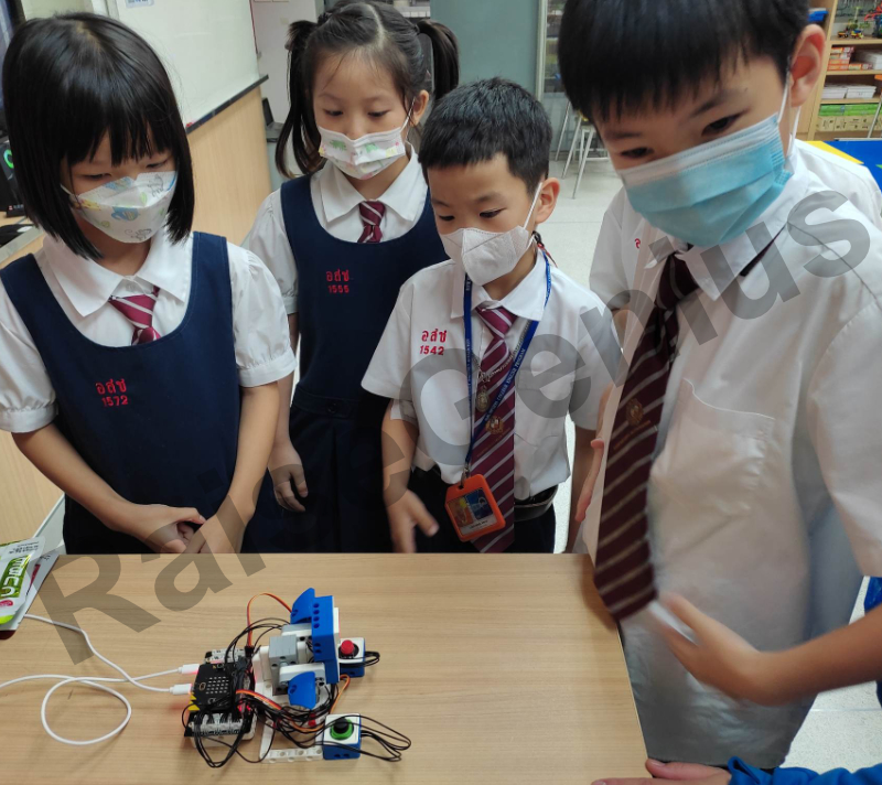 นักเรียนให้ความสนใจ Microbic Robot นะครับ