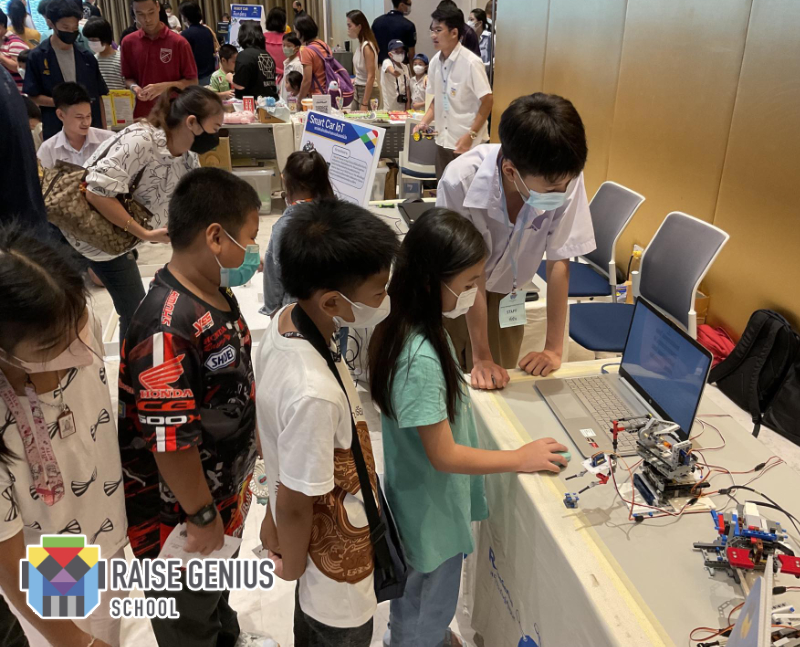 ภาพบรรยากาศกิจกรรม “Creative เรนเจอร์” ที่ศูนย์การเรียนรู้แบงก์ชาติ ธนาคารแห่งประเทศไทย Powered By Raise Genius School Show ผลงานด้านหุ่นยนต์ของน้องนักเรียน Raise Genius